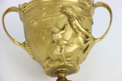 Coupe en bronze ciselé et doré à décor de...