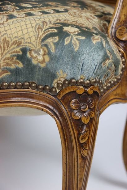 Suite de quatre fauteuils à la reine en bois...