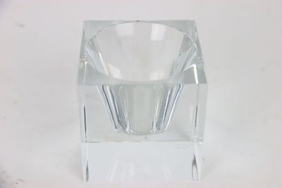 BACCARAT. Vide poche en cristal. Signé. Dimensions...