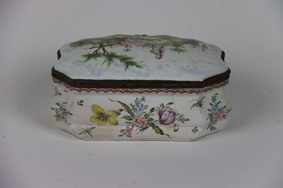 Porcelain box with decoration of marivaudages...