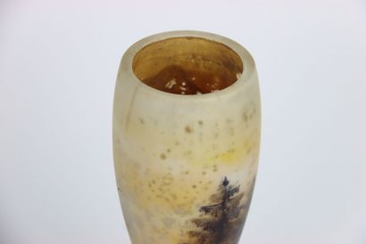 DAUM FRANCE ( Dans le gout). Vase à décor...