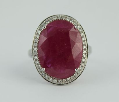 Bague en or gris18K (750/1000) orné d'un...