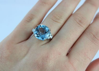 Bague en or gris 18K (750/1000) ornée d'une...