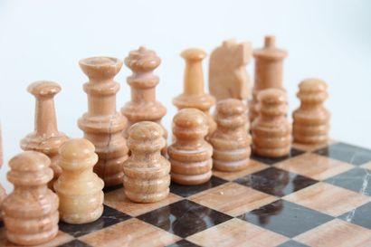 Jeu d'échec en marbre, complet de ses trente-deux...