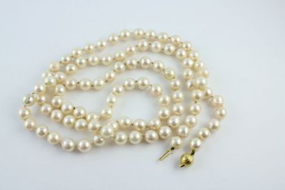 Lot including:
- A necklace of cultured pearls...