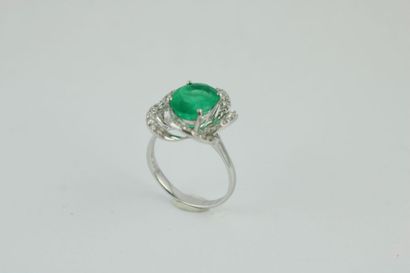 18K (750/1000) white gold ring centered on...