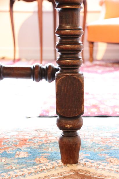 Grande table en chêne supportée par des pieds...