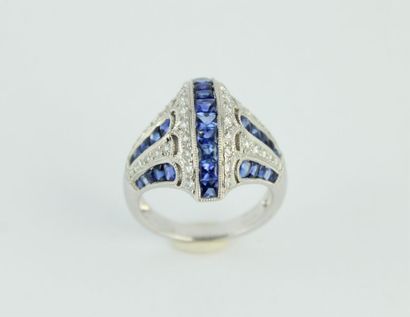 Bague en or gris 18K (750/1000) de style...