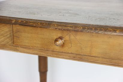 Table en bois mouluré, entretoise en « H...