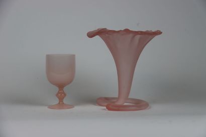 Vase en corolle en verre dépoli de Murano....