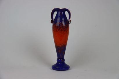 MURANO (dans le goût de). Vase en verre orange...