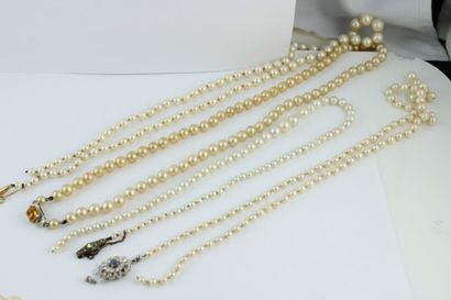 Lot comprenant:
- un collier en perles de...