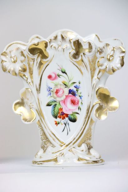 Réunion comprenant un vase en opaline à décor...