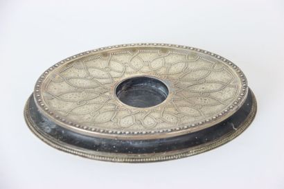 Un bougeoir à main et un socle en argent,...