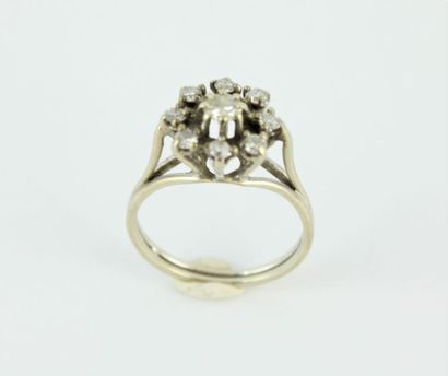 Daisy ring in 18K (750/100) white gold centered...