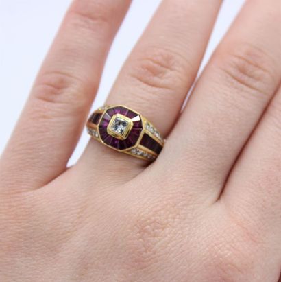 18K (750/1000) yellow gold ring centered...