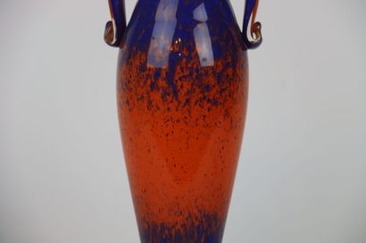 MURANO (dans le goût de). Vase en verre orange...