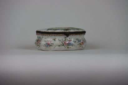 Porcelain box with decoration of marivaudages...