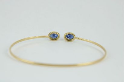 Bracelet jonc en or gris 18K (750/1000) orné...