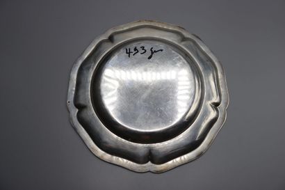 Assiette en argent modèle filets. Poids net...