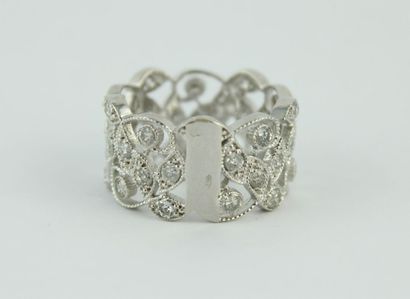 Bague en or gris 18K (750/1000) à décor de...