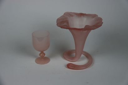 Vase en corolle en verre dépoli de Murano....