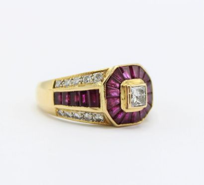 18K (750/1000) yellow gold ring centered...