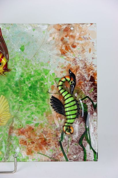 Travail du XXe siècle. Panneau en verre polychrome...
