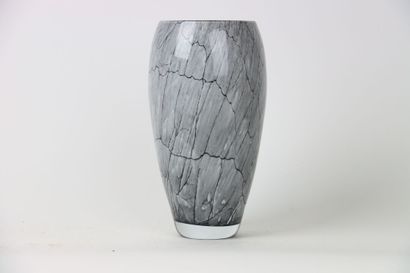 Important vase en verre soufflé à motif en...