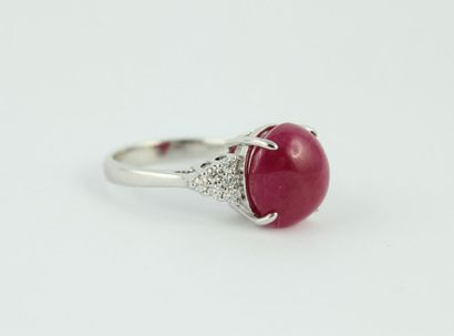 Bague en or gris 18K (750/1000) centrée d'un...