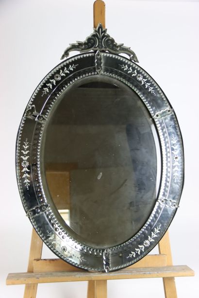 Venetian mirror in engraved glass with flower...