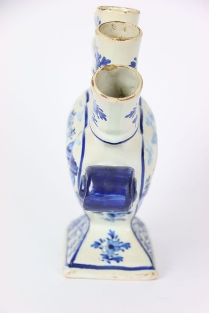 DELFT in the taste. Tulipière in earthenware...