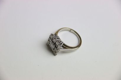 Bague en or blanc constitué de 6 diamants...