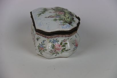 Porcelain box with decoration of marivaudages...