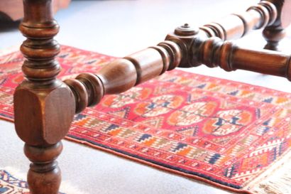 Grande table en chêne supportée par des pieds...