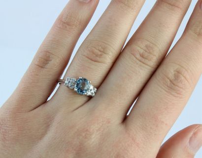 Bague en or gris 18K (750/1000) centrée d'une...