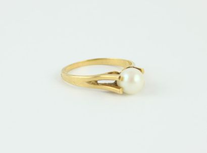 Yellow gold ring 18K (750/100) centered with...
