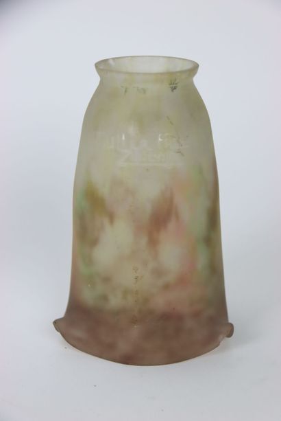 Réunion d'une tulipe en verre marmoréen signée...