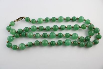 Lot de 5 colliers dont corail, malachite,...