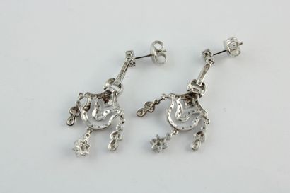 Paire de boucles d'oreille en or gris 18K...
