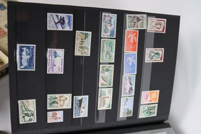 Lot de timbres comprenant un album, trois...