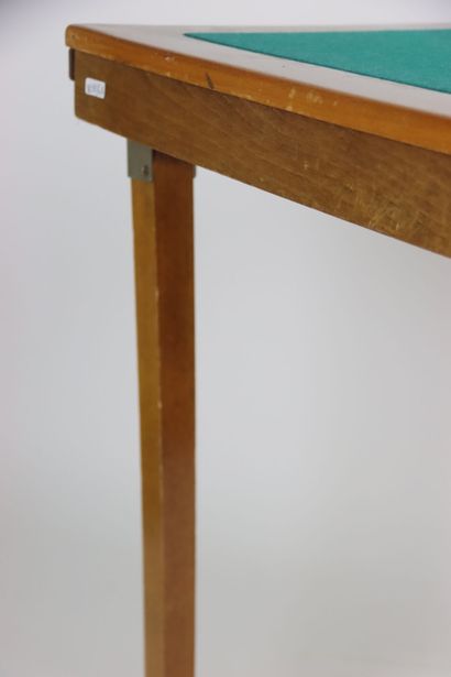 Table à jeux en acajou, plateau de feutrine...