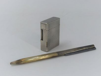 DUPONT. Réunion d'un briquet en métal argenté...
