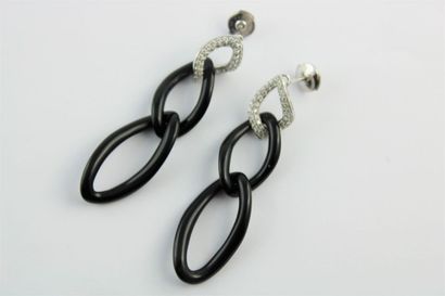 Paire de boucles d'oreille en or gris 18K...