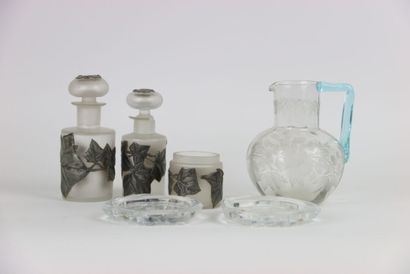 Réunion de verrerie comprenant un pot a eau,...