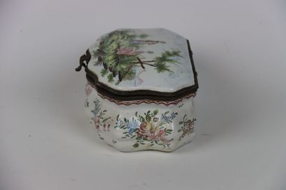 Porcelain box with decoration of marivaudages...