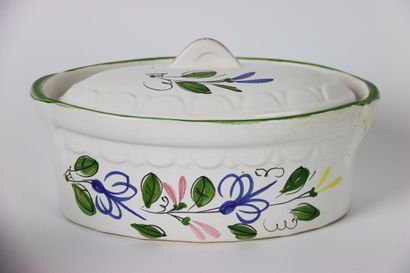 Meeting of earthenware dishes composed of...