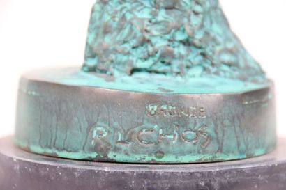 Tête stylisée, sculpture en bronze à patine...
