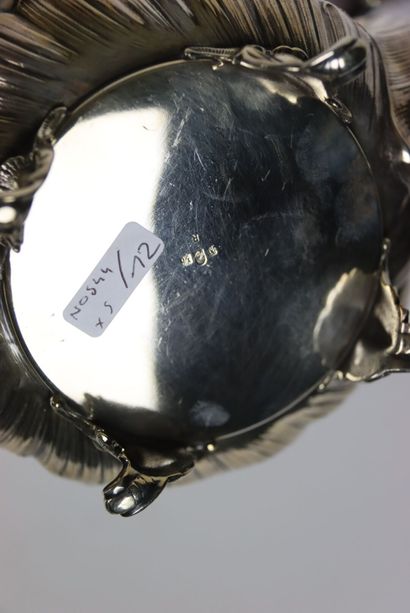 Réunion d'un plat en métal argenté à décor...
