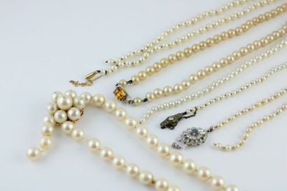 Lot comprenant:
- un collier en perles de...